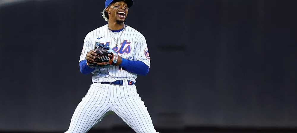 Mets Francisco Lindor easily turned a double play while being interviewed on Sunday Night Baseballs