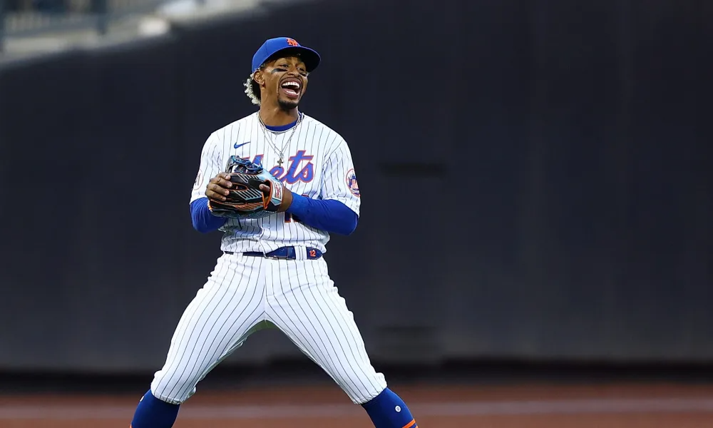 Mets Francisco Lindor easily turned a double play while being interviewed on Sunday Night Baseballs