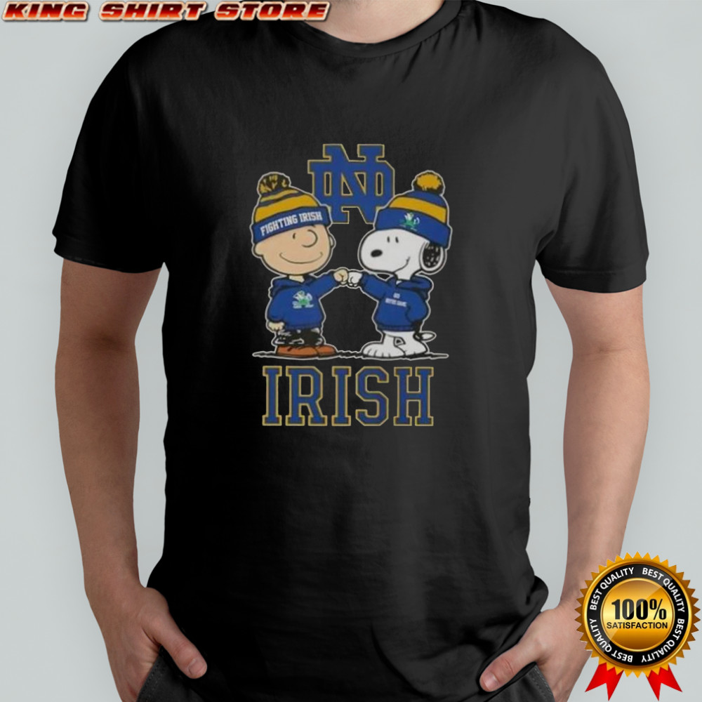 Snoopy And Charlie Brown Notre Dame Fighting Irish Football Skyline T-Shirt